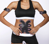 une femme utilisant l'électrostimulateur musculaire